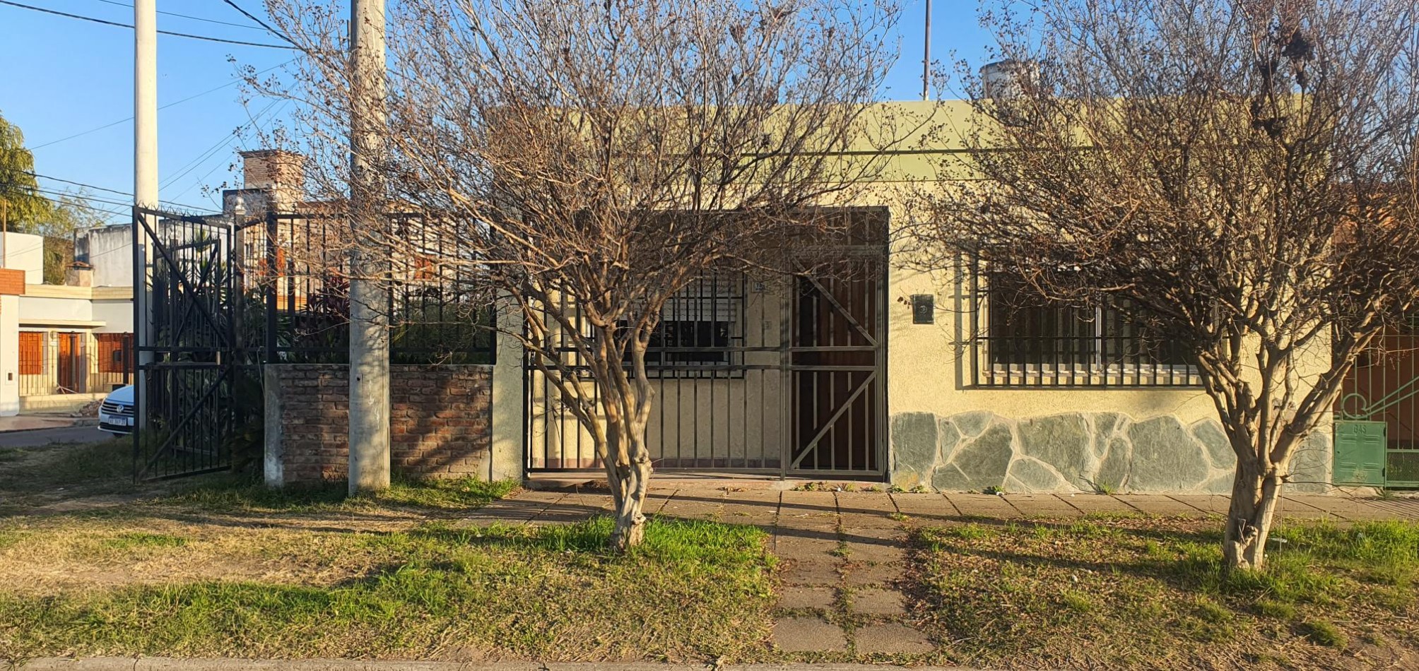 ALQUILO CASA 3 DORMITORIOS CON COCHERA $750.000+IMPUESTOS 