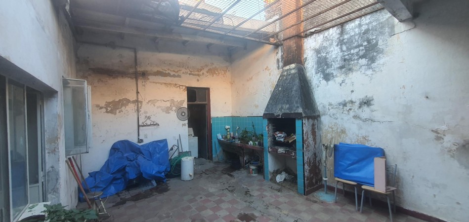 VENDO CASA INTERNA 3 DORMITORIOS, PATIO EN CALLE GUALEGUAYCHÚ "A RECICLAR" U$S 60.000.-