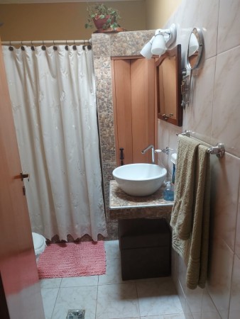 VENDO HERMOSA CASA, 2 DORMITORIOS CON COCHERA U$S 45.000.-