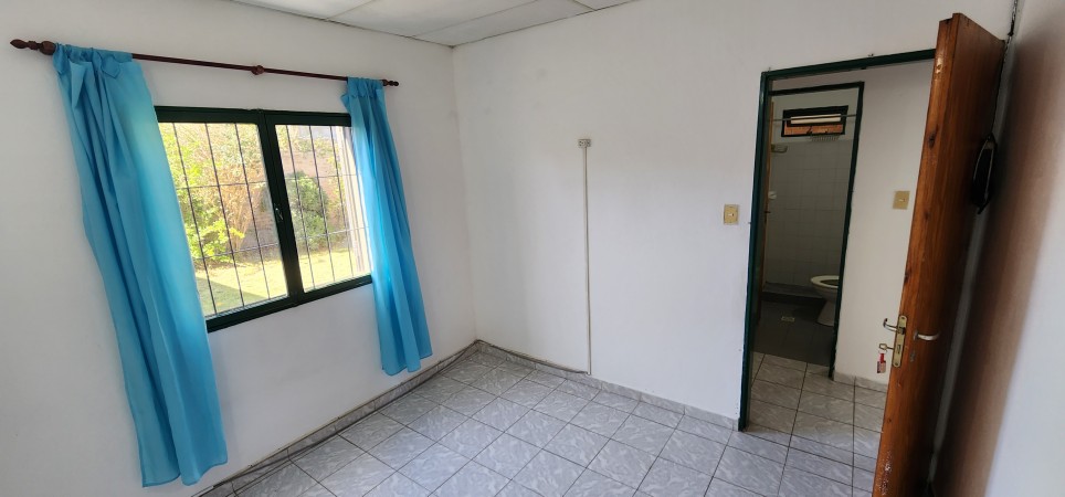 ALQUILO IMPECABLE CASA DE 1 DORMITORIO CON COCHERA Y FONDO EN ORO VERDE $80.000 + TASA MUNICIPAL 