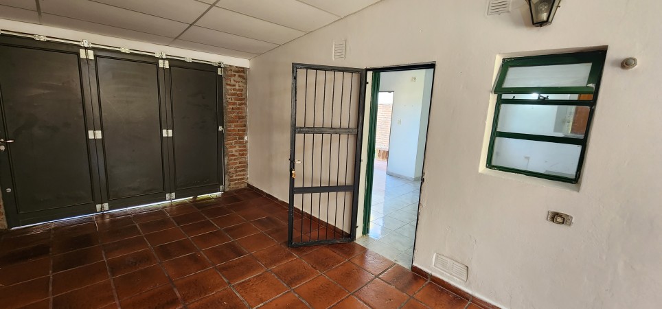 ALQUILO IMPECABLE CASA DE 1 DORMITORIO CON COCHERA Y FONDO EN ORO VERDE $80.000 + TASA MUNICIPAL 