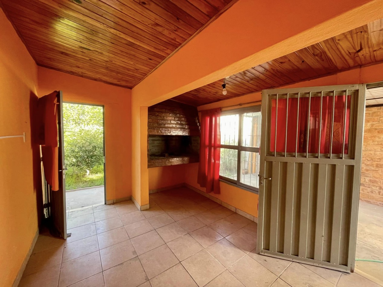 VENDO CASA 2 DORM. COCHERA. PATIO. ZONA NEWBERY Y CAPUTO