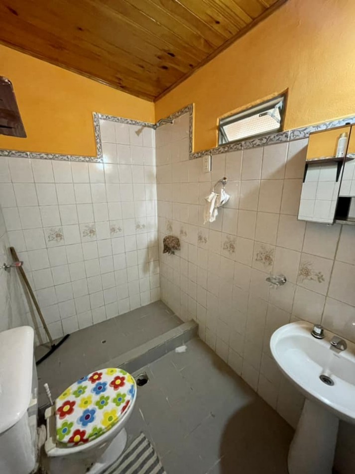VENDO CASA 2 DORM. COCHERA. PATIO. ZONA NEWBERY Y CAPUTO