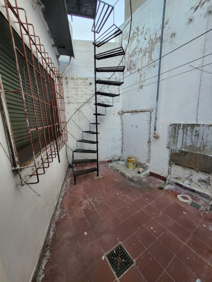 VENDO CASA CENTRICA 2 DORMITORIOS, PATIO U$S 55.000