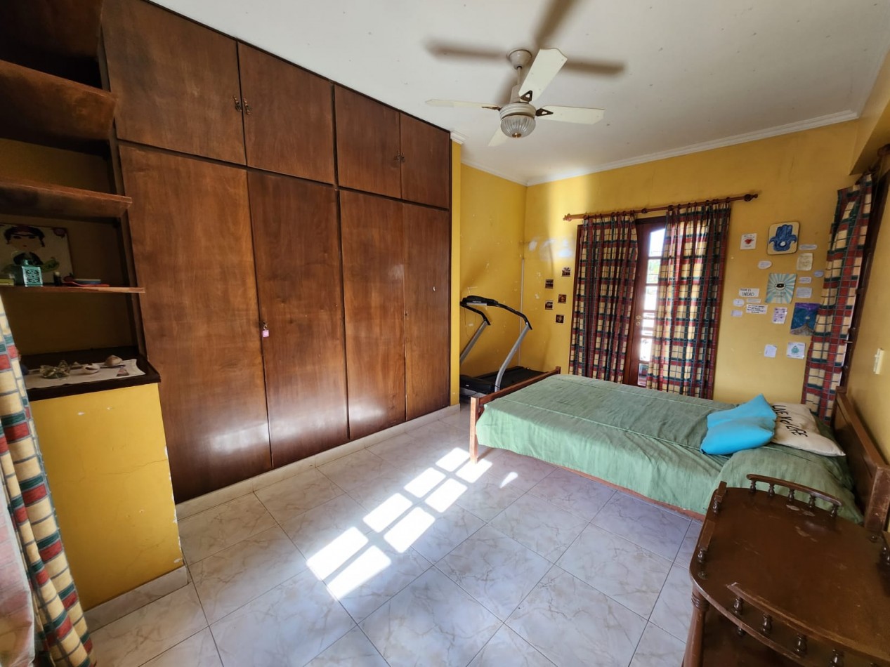 VENDO IMPORTANTE CASA EN ZONA CENTRO CIVICO- PARQUE.- NUEVA TASACION U$S 380.000.-