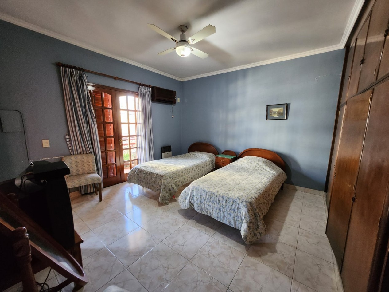 VENDO IMPORTANTE CASA EN ZONA CENTRO CIVICO- PARQUE.- NUEVA TASACION U$S 380.000.-