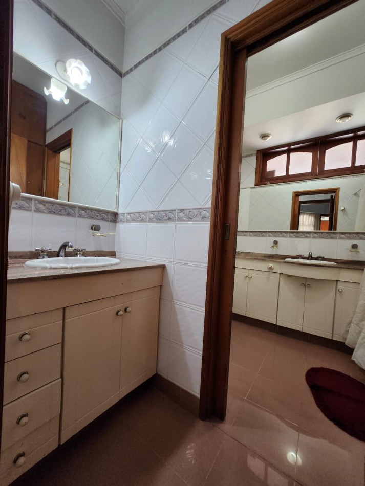 VENDO IMPORTANTE CASA EN ZONA CENTRO CIVICO- PARQUE.- NUEVA TASACION U$S 380.000.-