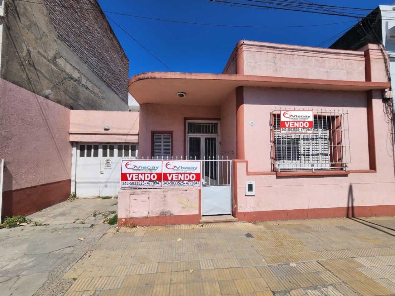 VENDO CASA EN CALLE CARBO 340 m2. A RECICLAR U$S 120.000  