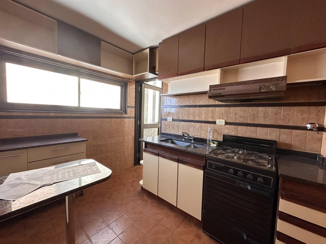 VENDO DEPTO 3 DORM. COCHERA. BAULERA. CENTRICO