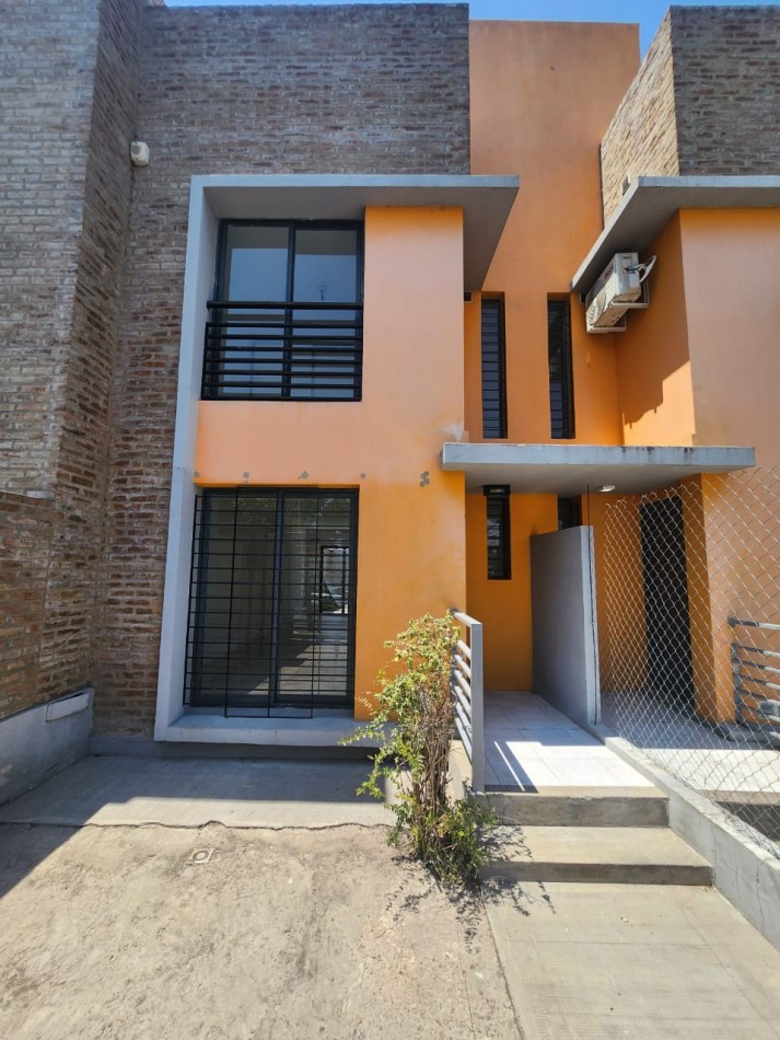 VENDO DUPLEX 2 DORMITORIOS, COCHERA Y PATIO VERDE U$S 45.000