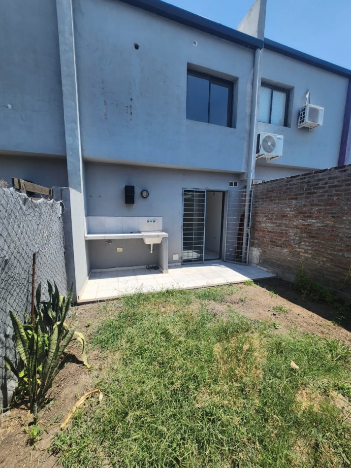 VENDO DUPLEX 2 DORMITORIOS, COCHERA Y PATIO VERDE U$S 45.000