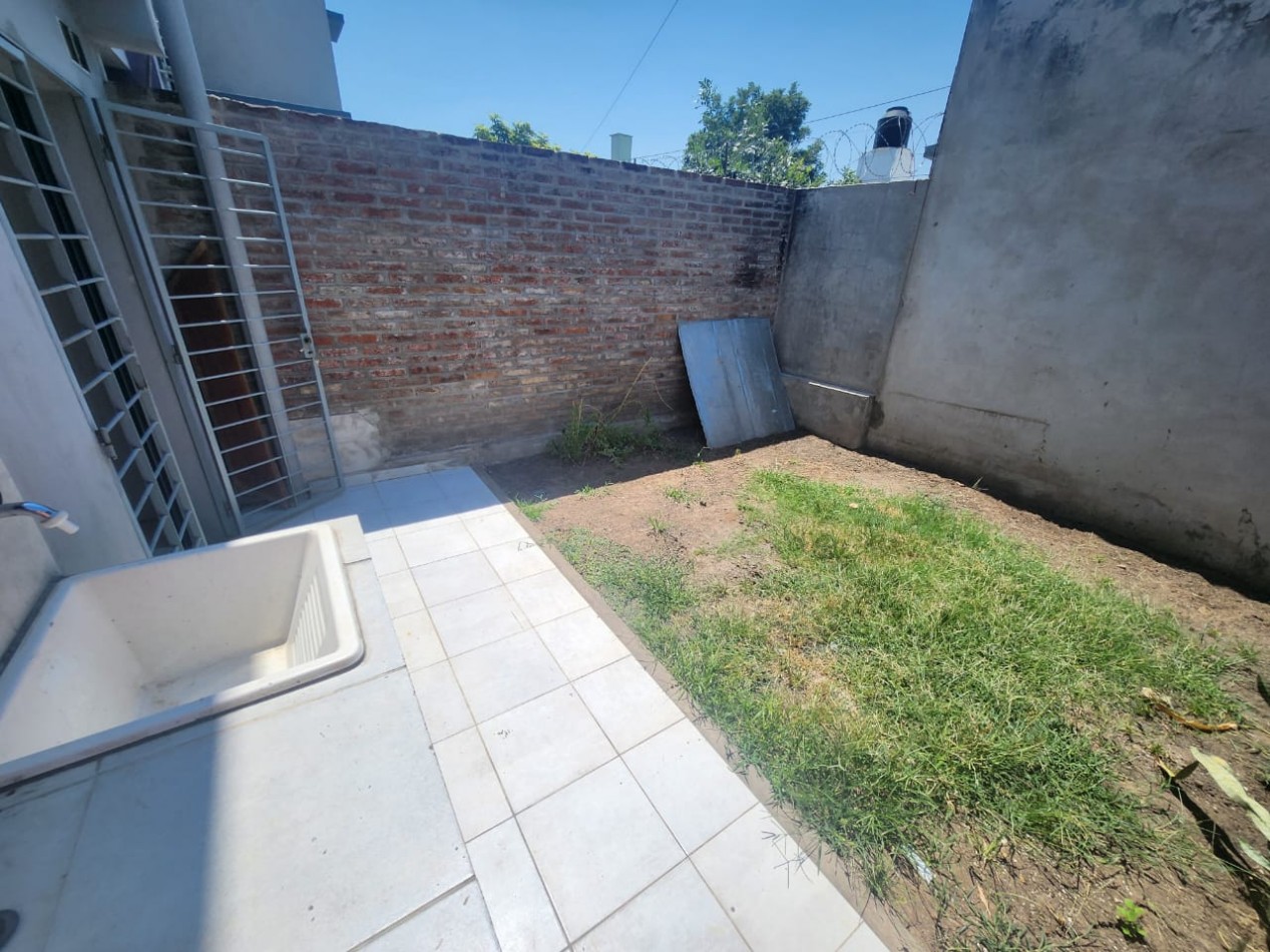 VENDO DUPLEX 2 DORMITORIOS, COCHERA Y PATIO VERDE U$S 45.000