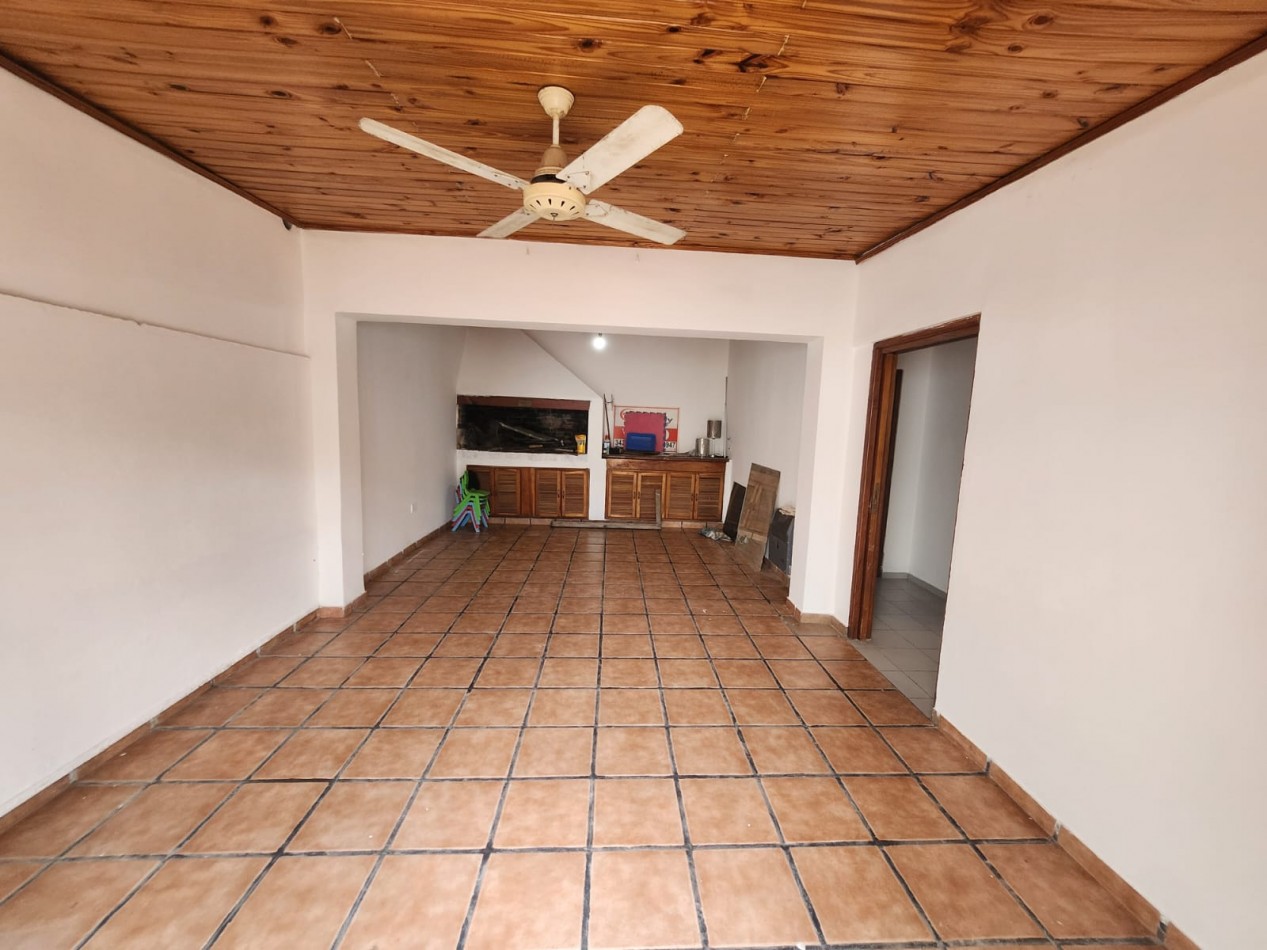 VENDO CASA EN CALLE CERVATES 3 DOR, 2 BAÑOS, FONDO CON VERDE, QUINCHO U$S 100.000