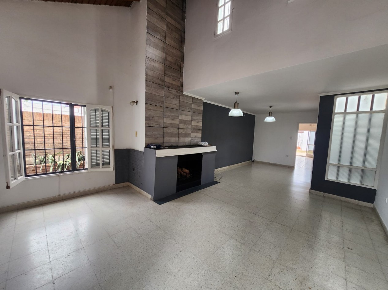 VENDO CASA EN CALLE CERVATES 3 DOR, 2 BAÑOS, FONDO CON VERDE, QUINCHO U$S 100.000