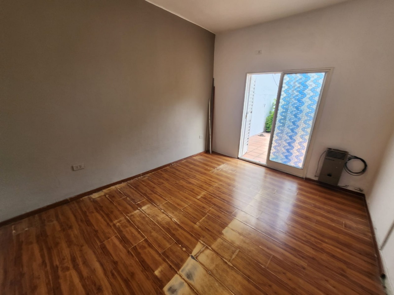 VENDO CASA EN CALLE CERVATES 3 DOR, 2 BAÑOS, FONDO CON VERDE, QUINCHO U$S 100.000