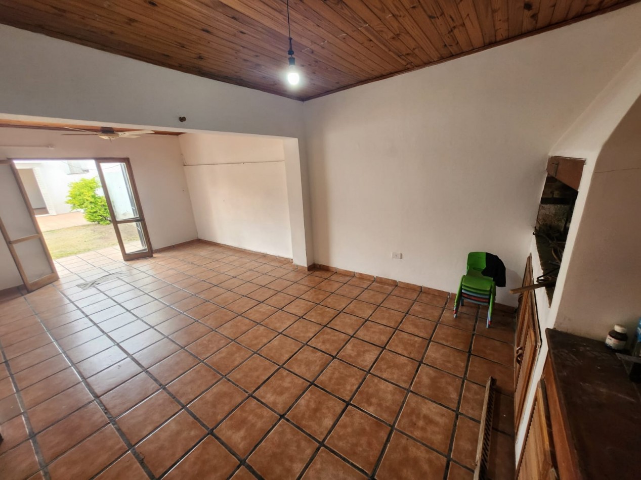 VENDO CASA EN CALLE CERVATES 3 DOR, 2 BAÑOS, FONDO CON VERDE, QUINCHO U$S 100.000