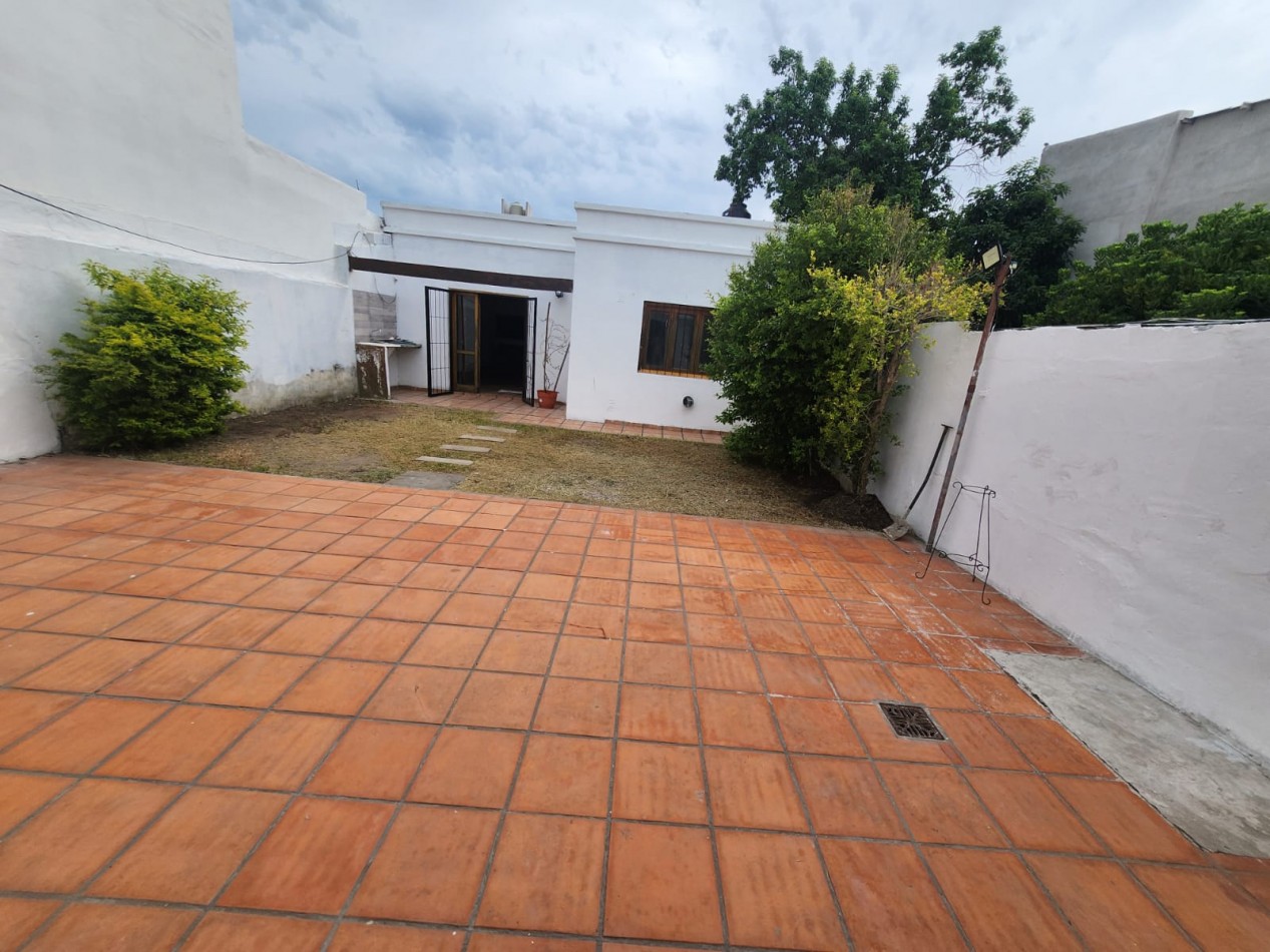 VENDO CASA EN CALLE CERVATES 3 DOR, 2 BAÑOS, FONDO CON VERDE, QUINCHO U$S 100.000