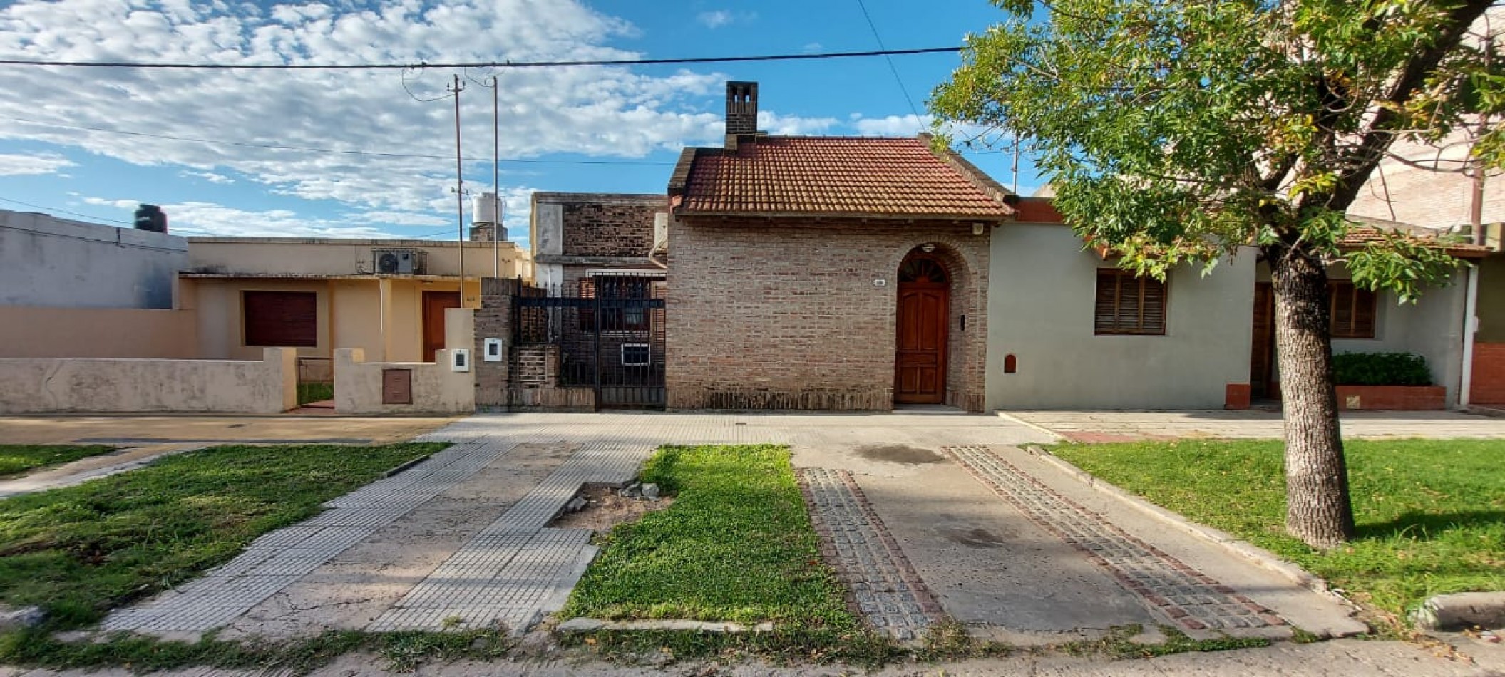 VENDO CASA EN CALLE CERVATES 3 DOR, 2 BAÑOS, FONDO CON VERDE, QUINCHO U$S 100.000