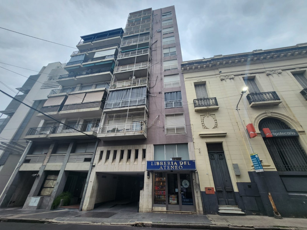 VENDO DEPTO 2 DOR. CALLE BS AS. A RECICLAR U$S 59.000