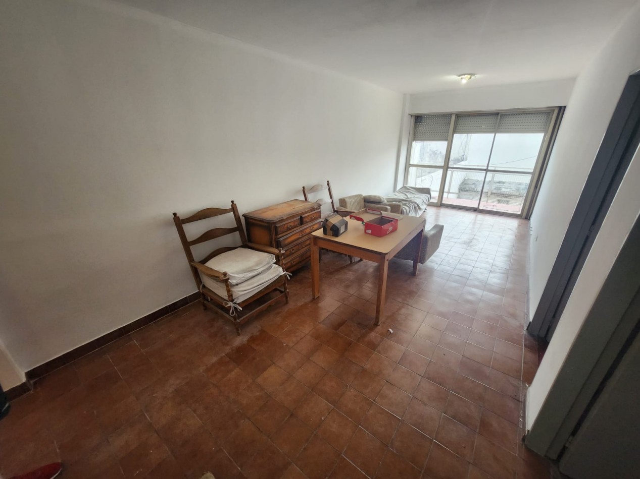 VENDO DEPTO 2 DOR. CALLE BS AS. A RECICLAR U$S 59.000