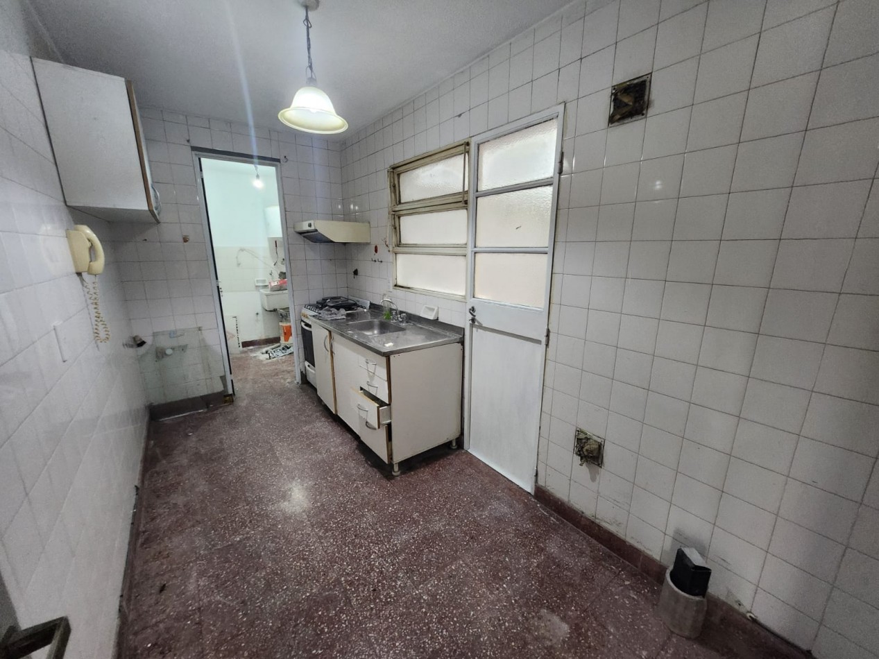 VENDO DEPTO 2 DOR. CALLE BS AS. A RECICLAR U$S 59.000