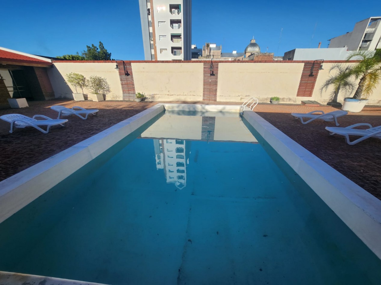 ALQUILO DEPTO 1 DORMITORIO $380.000 FINAL. ZONA CENTRO. EDIFICIO CON QUINCHO Y PILETA