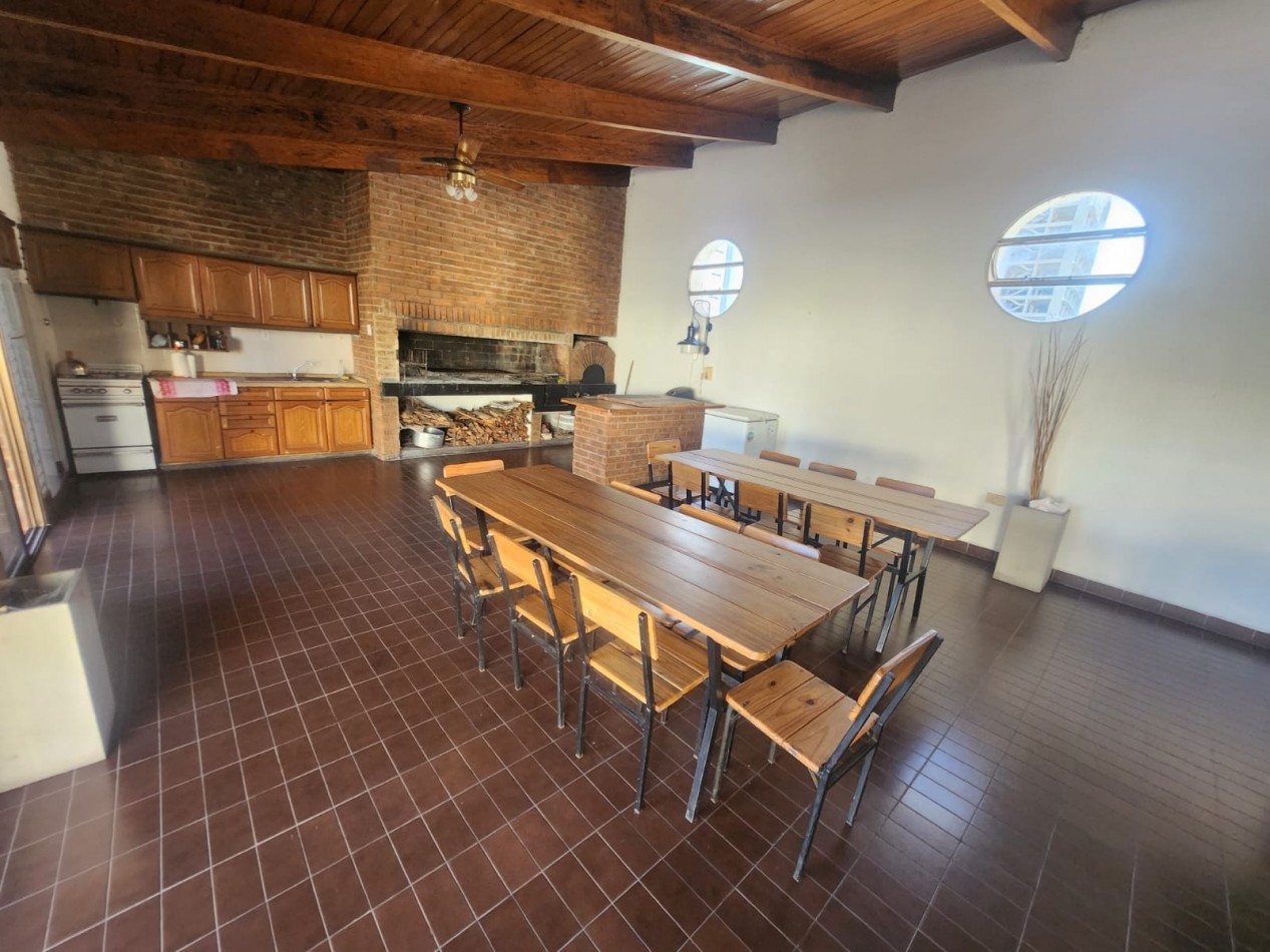 ALQUILO DEPTO 1 DORMITORIO $380.000 FINAL. ZONA CENTRO. EDIFICIO CON QUINCHO Y PILETA