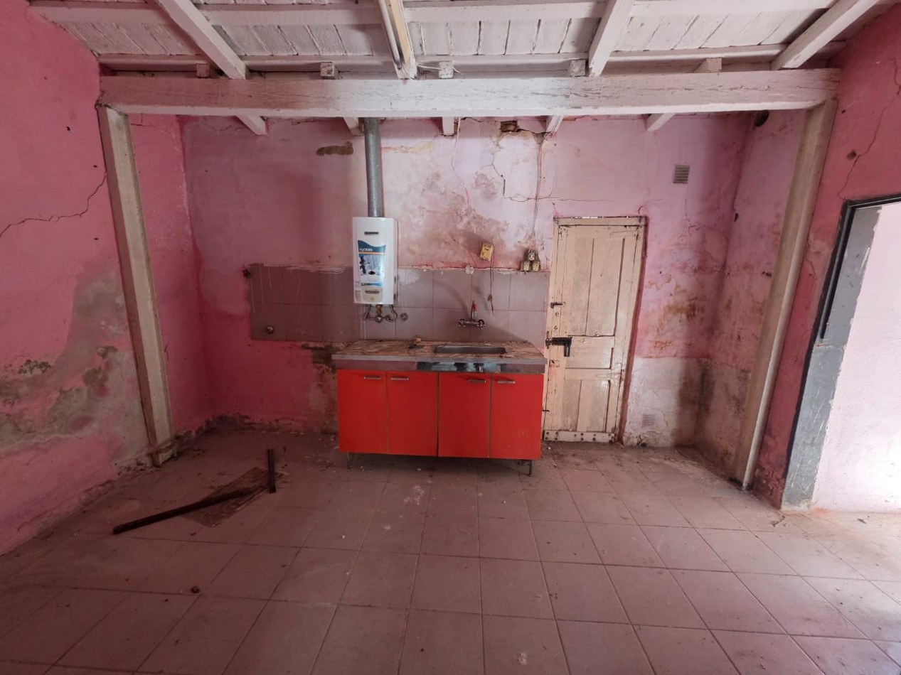 OPORTUNIDAD! VENDO CASA CENTRICA A RECICLAR U$S 49.000