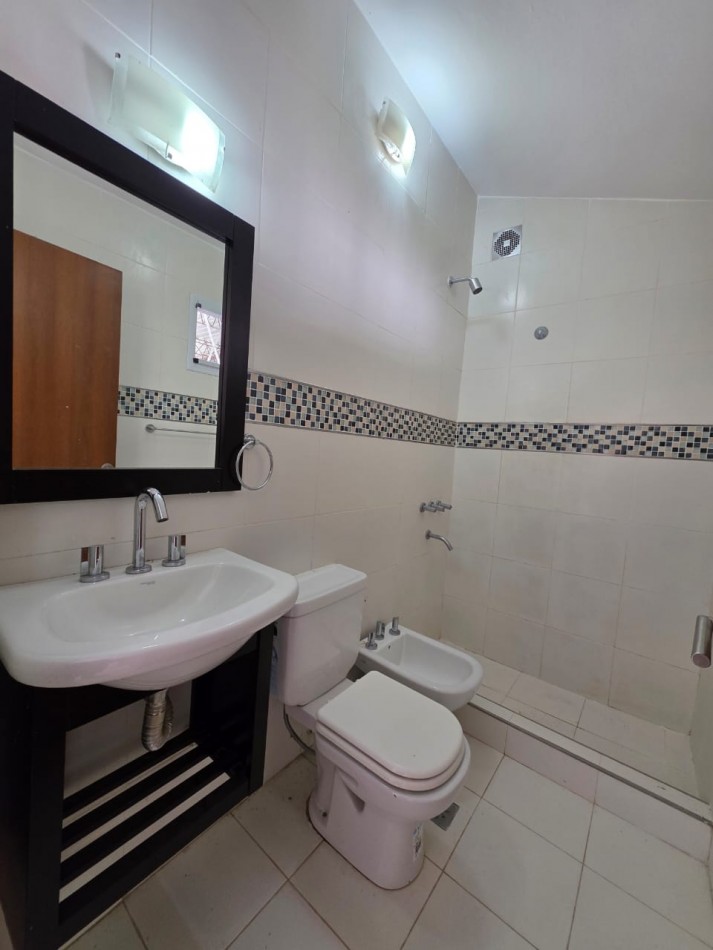 ALQUILO CASA 1 DORMITORIO, COCHERA, PATIO VERDE TODOS LOS SERVICIOS $400.000 FINAL