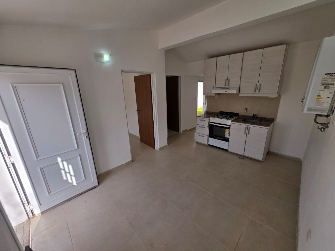 ALQUILO CASA 1 DORMITORIO, COCHERA, PATIO VERDE TODOS LOS SERVICIOS $400.000 FINAL