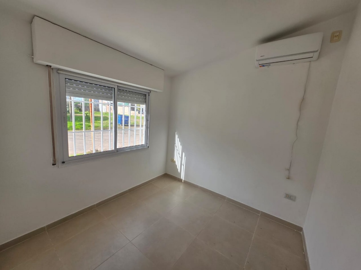 ALQUILO CASA 1 DORMITORIO, COCHERA, PATIO VERDE TODOS LOS SERVICIOS $400.000 FINAL