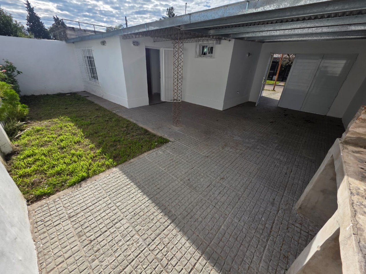 ALQUILO CASA 1 DORMITORIO, COCHERA, PATIO VERDE TODOS LOS SERVICIOS $400.000 FINAL