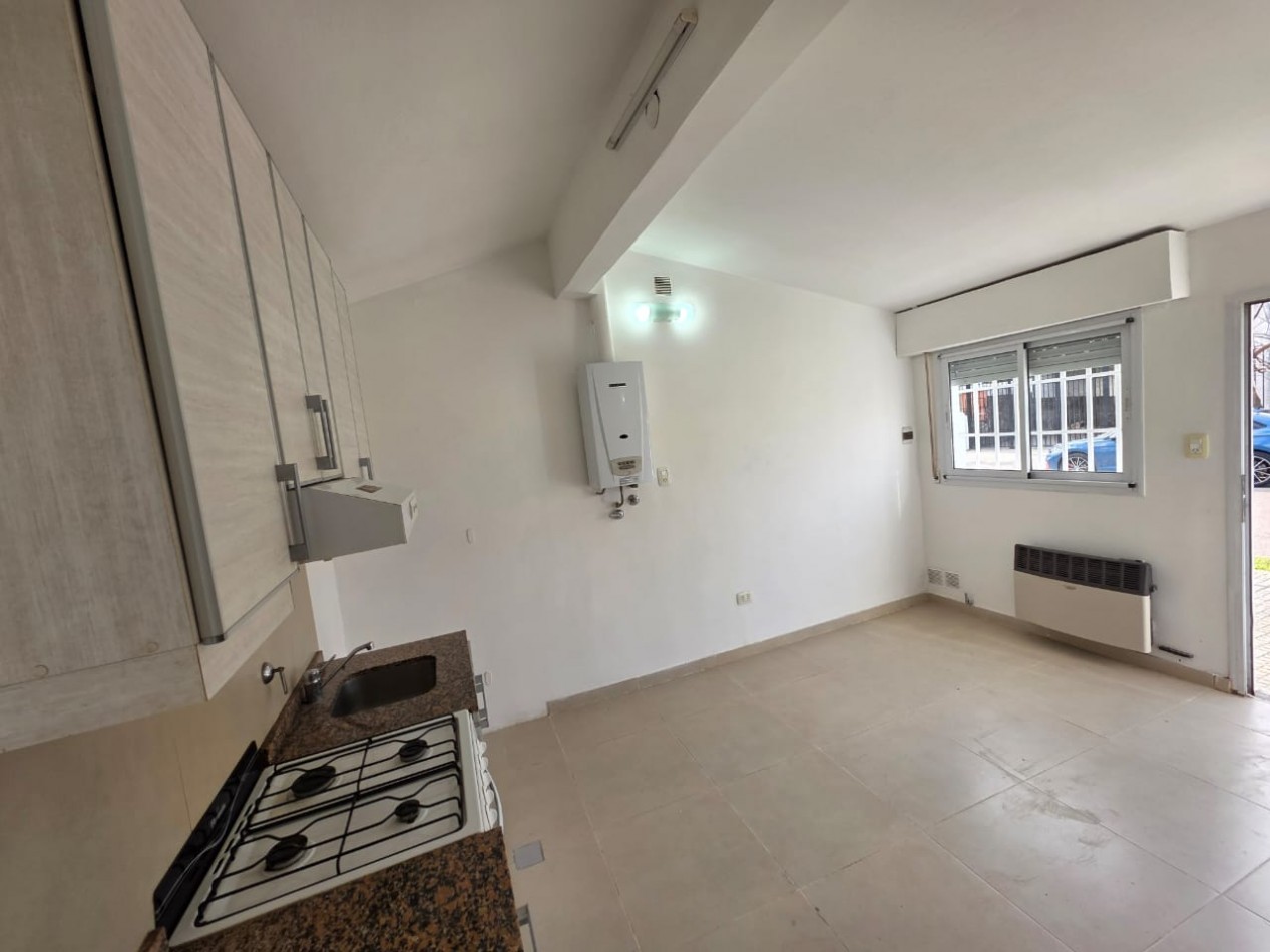 ALQUILO CASA 1 DORMITORIO, COCHERA, PATIO VERDE TODOS LOS SERVICIOS $400.000 FINAL