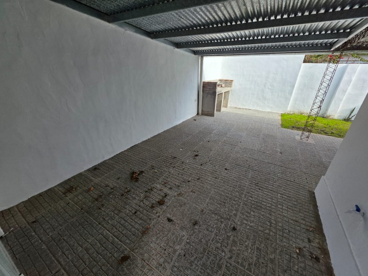 ALQUILO CASA 1 DORMITORIO, COCHERA, PATIO VERDE TODOS LOS SERVICIOS $400.000 FINAL