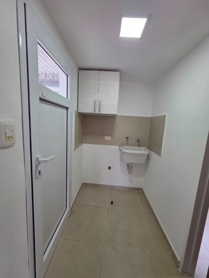 ALQUILO CASA 1 DORMITORIO, COCHERA, PATIO VERDE TODOS LOS SERVICIOS $400.000 FINAL