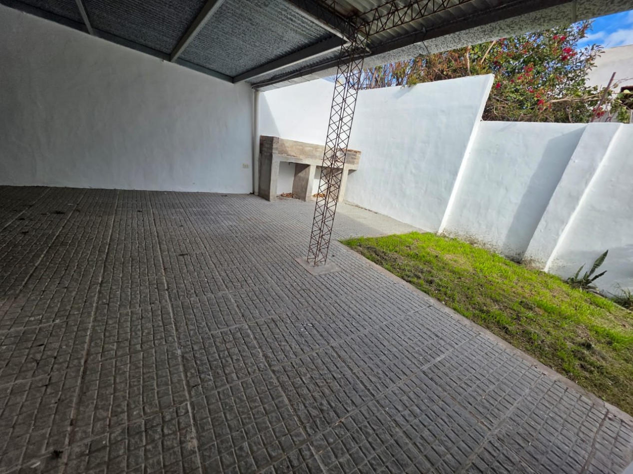 ALQUILO CASA 1 DORMITORIO, COCHERA, PATIO VERDE TODOS LOS SERVICIOS $400.000 FINAL