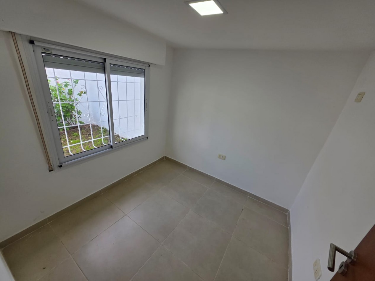 ALQUILO CASA 1 DORMITORIO, COCHERA, PATIO VERDE TODOS LOS SERVICIOS $400.000 FINAL