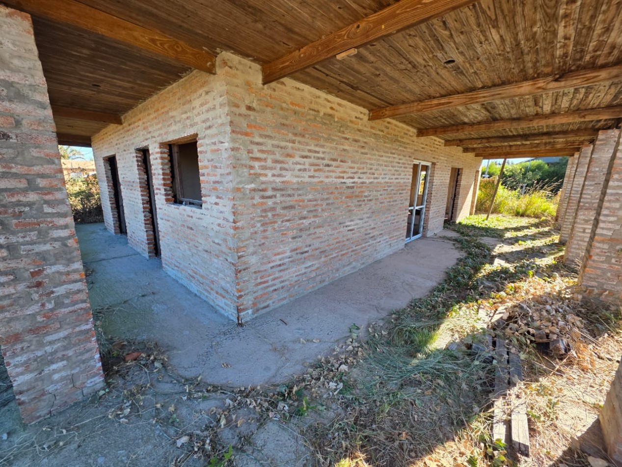 OPORTUNIDAD! VENDO LOTE CON CASA A TERMINAR U$S 16.000.-