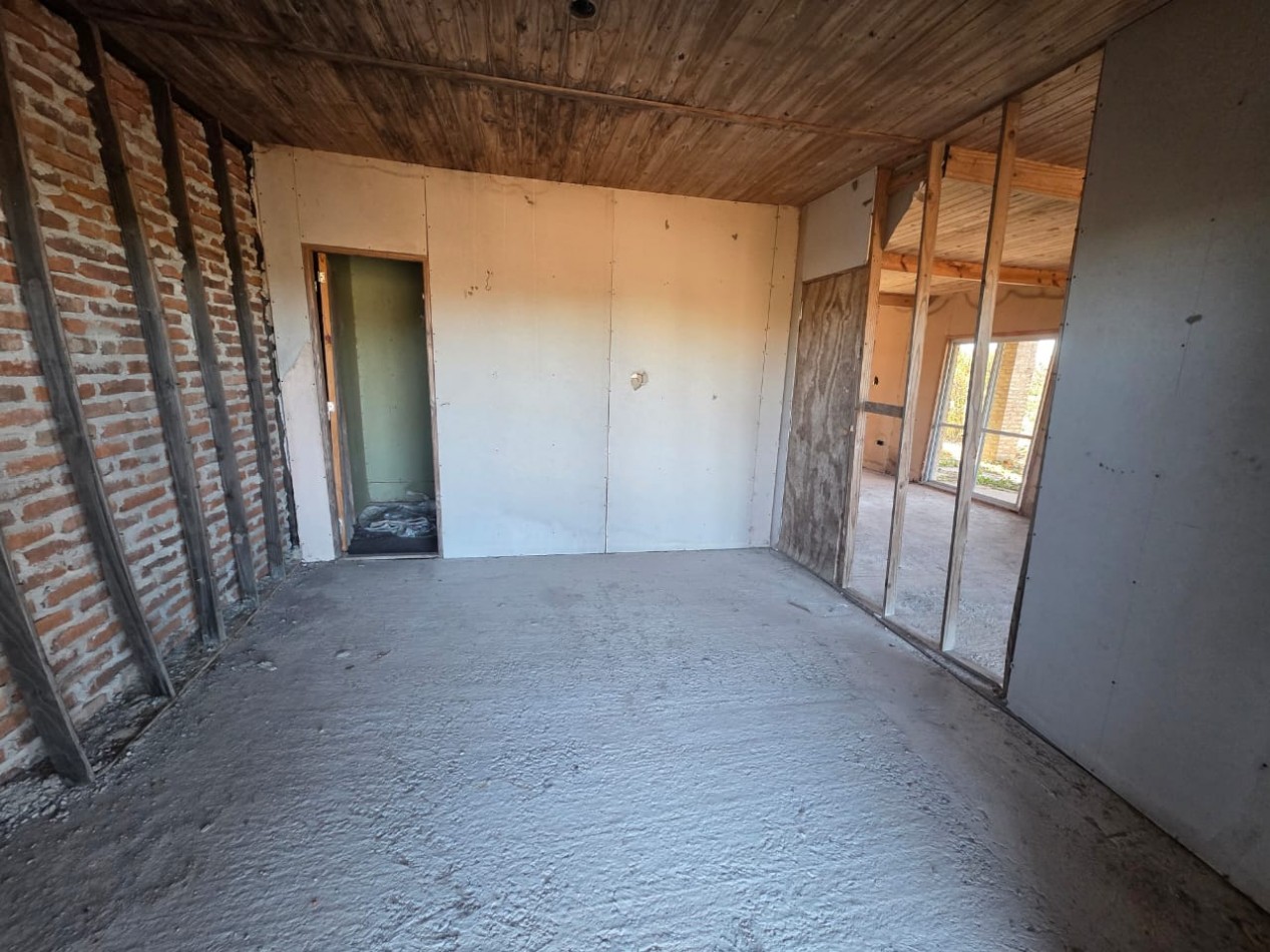 OPORTUNIDAD! VENDO LOTE CON CASA A TERMINAR U$S 16.000.-
