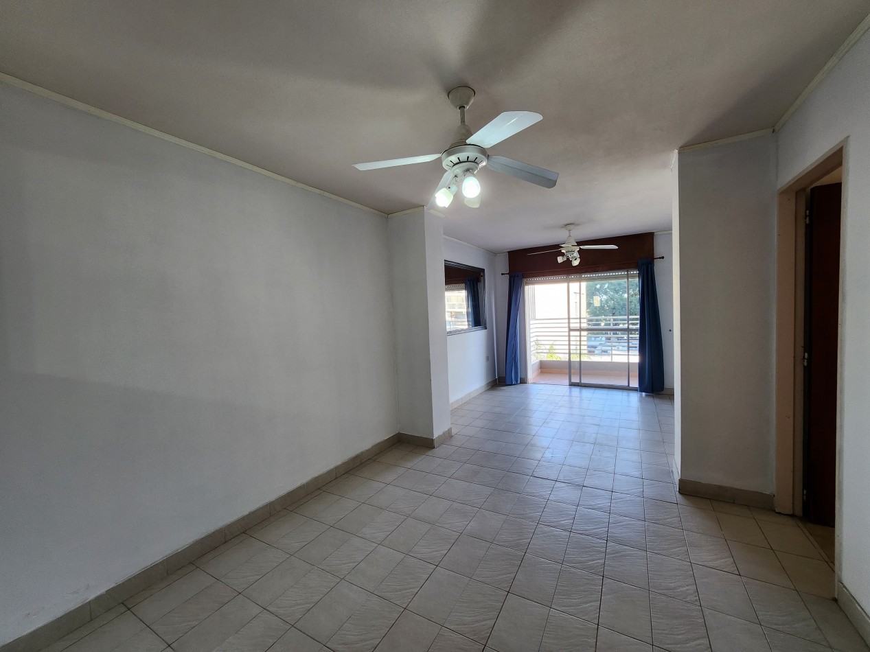 VENDO SEMIPISO ZONA PARQUE 4 DORMITORIOS, 2 BAÑOS COCHERA U$S 120.000.-