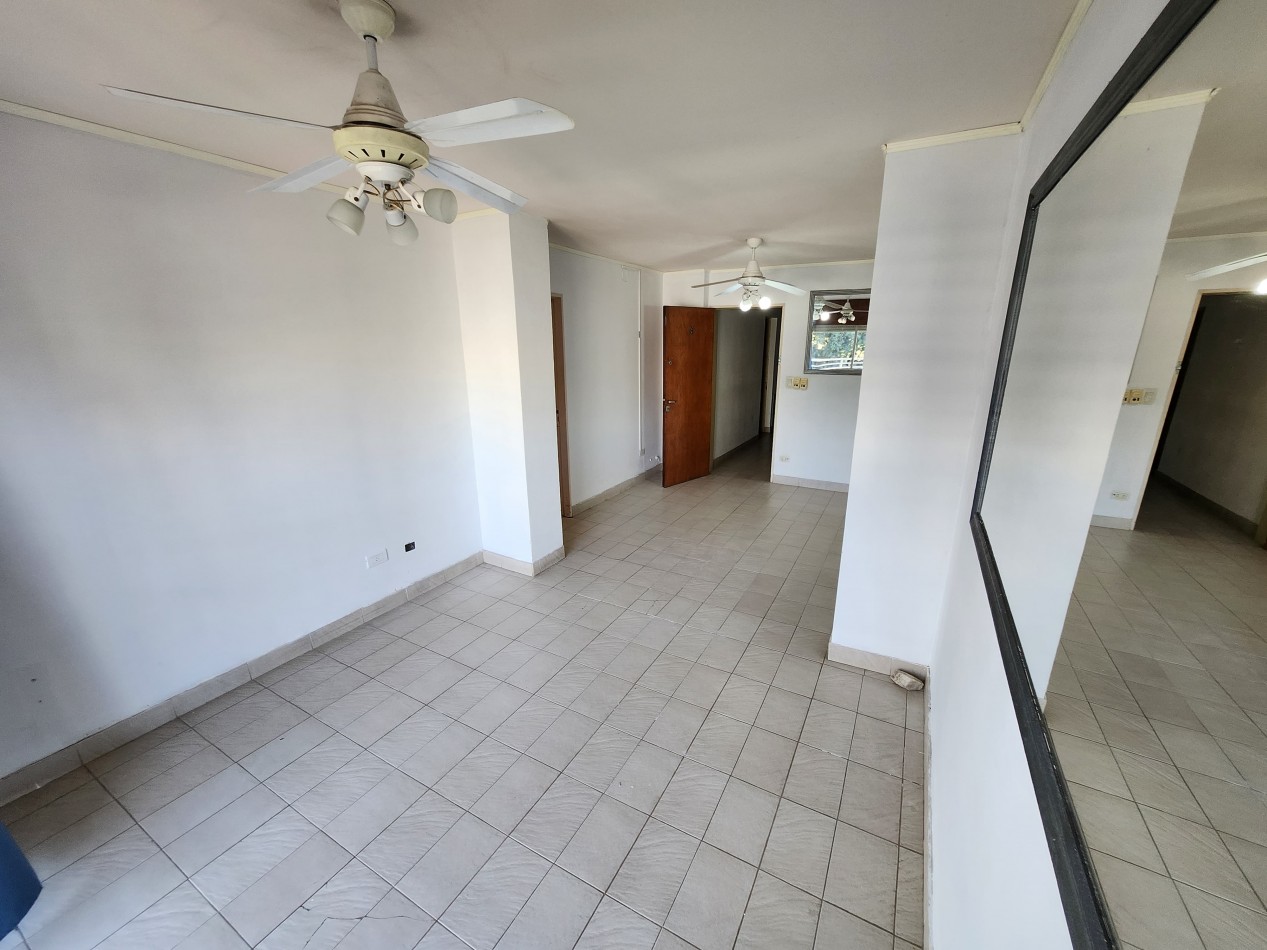 VENDO SEMIPISO ZONA PARQUE 4 DORMITORIOS, 2 BAÑOS COCHERA U$S 120.000.-