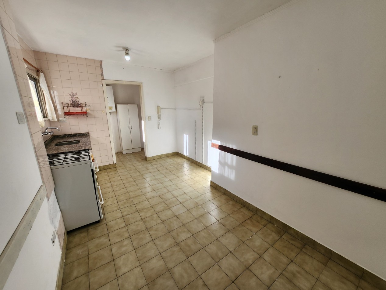 VENDO SEMIPISO ZONA PARQUE 4 DORMITORIOS, 2 BAÑOS COCHERA U$S 120.000.-
