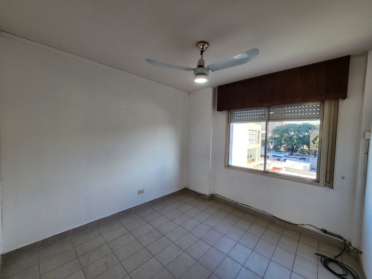 VENDO SEMIPISO ZONA PARQUE 4 DORMITORIOS, 2 BAÑOS COCHERA U$S 120.000.-