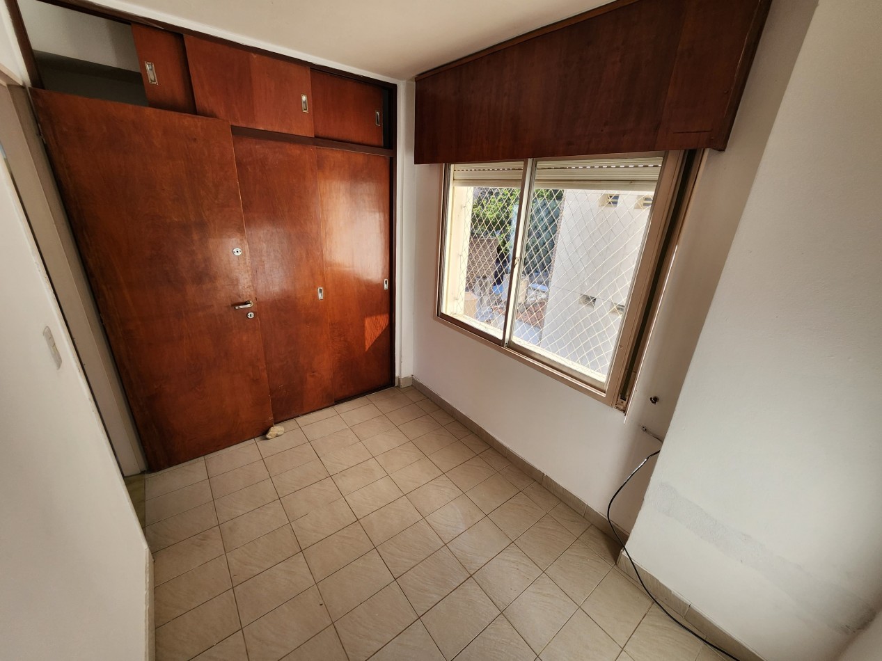 VENDO SEMIPISO ZONA PARQUE 4 DORMITORIOS, 2 BAÑOS COCHERA U$S 120.000.-
