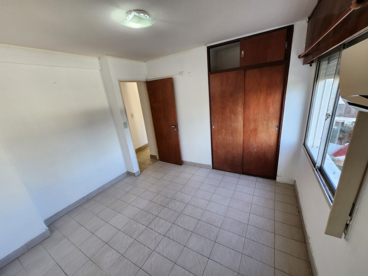 VENDO SEMIPISO ZONA PARQUE 4 DORMITORIOS, 2 BAÑOS COCHERA U$S 120.000.-