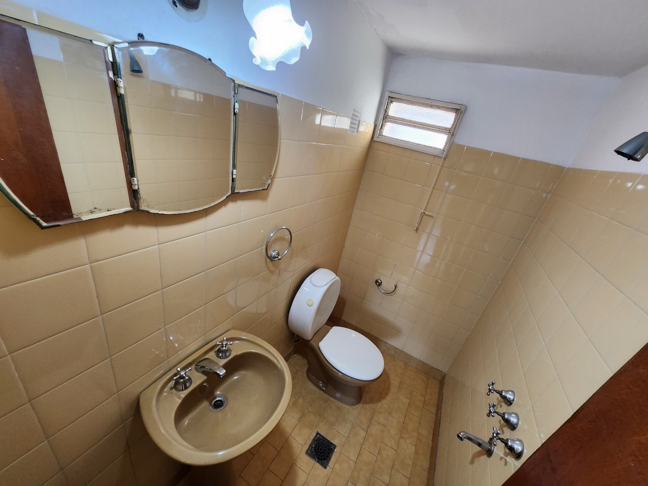 VENDO SEMIPISO ZONA PARQUE 4 DORMITORIOS, 2 BAÑOS COCHERA U$S 120.000.-
