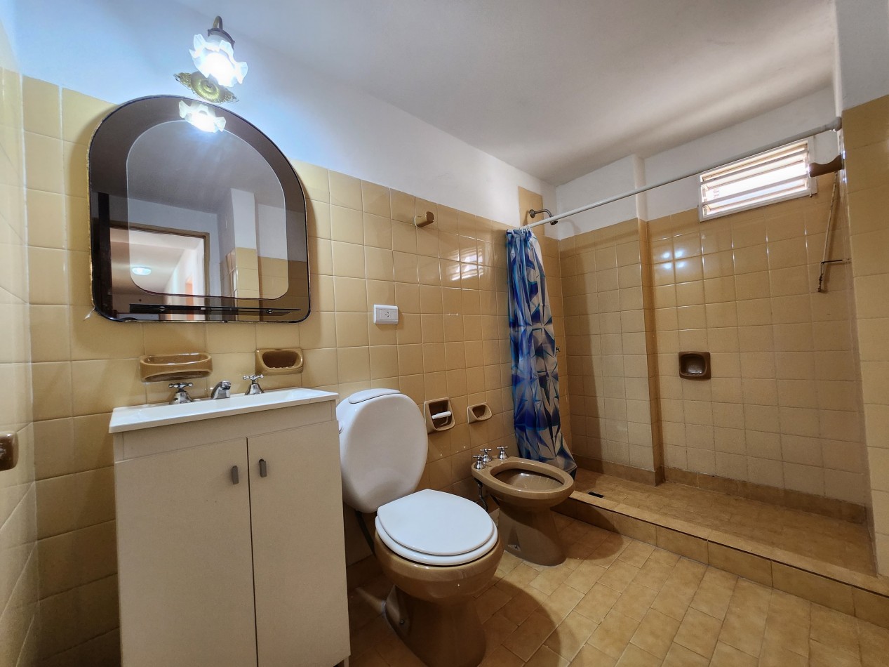 VENDO SEMIPISO ZONA PARQUE 4 DORMITORIOS, 2 BAÑOS COCHERA U$S 120.000.-