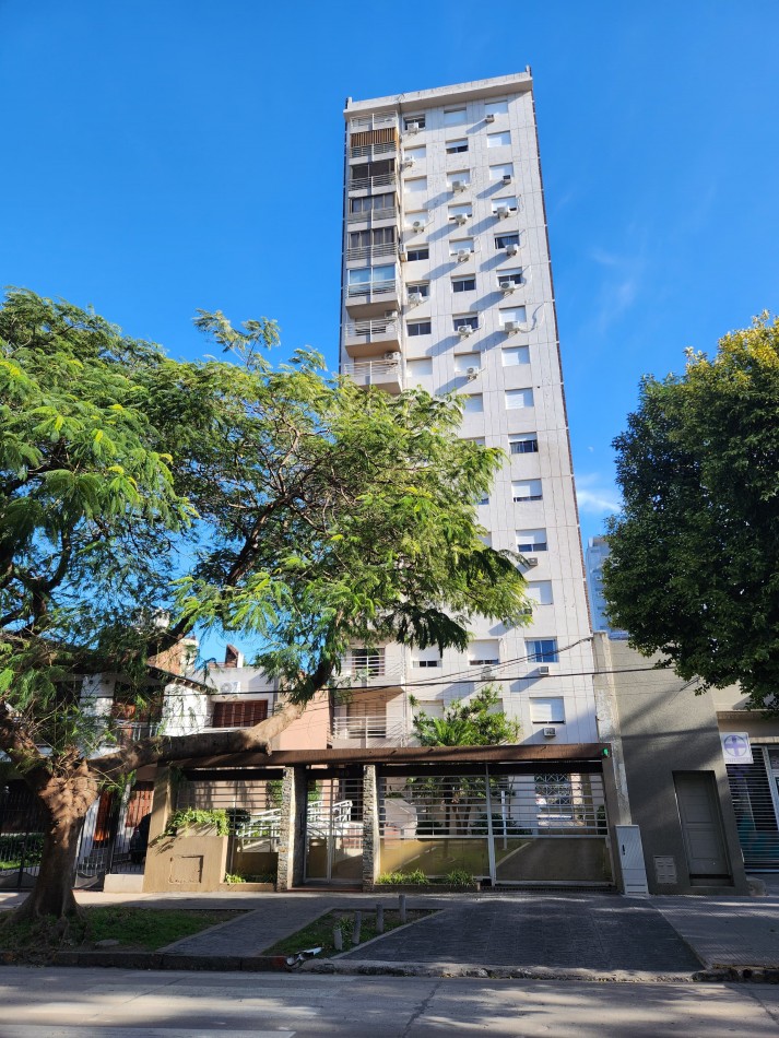 VENDO SEMIPISO ZONA PARQUE 4 DORMITORIOS, 2 BAÑOS COCHERA U$S 120.000.-