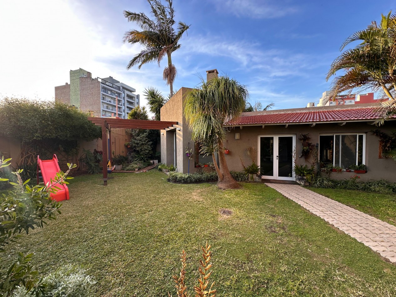 VENDO IMPORTANTE CASA DE 4 DOR, 3 BAÑOS, 2 COCHERAS, JARDIN U$S 380.00.