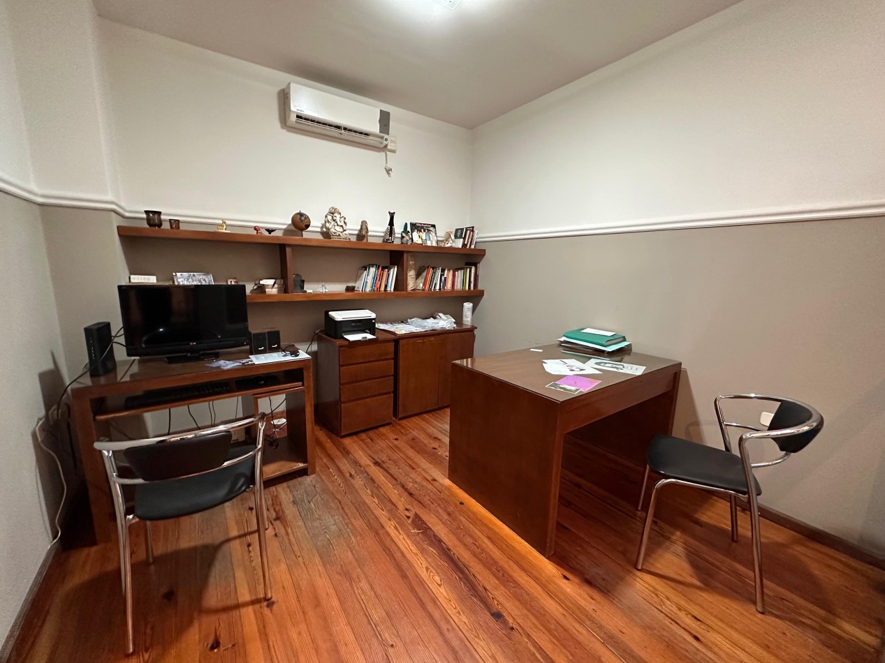 VENDO IMPORTANTE CASA DE 4 DOR, 3 BAÑOS, 2 COCHERAS, JARDIN U$S 380.00.